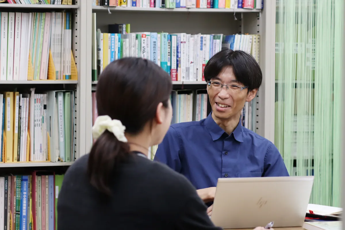 専門家に環境法令について相談する様子